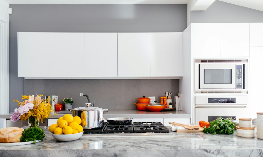 30-Minute Meal Prep for a Busy Work Week: Is It Actually Realistic? 1 A clean, minimalist kitchen counter showing fresh prepped ingredients in glass containers. Chopped bell peppers, spinach, and quinoa are neatly organized under soft, warm overhead lighting.