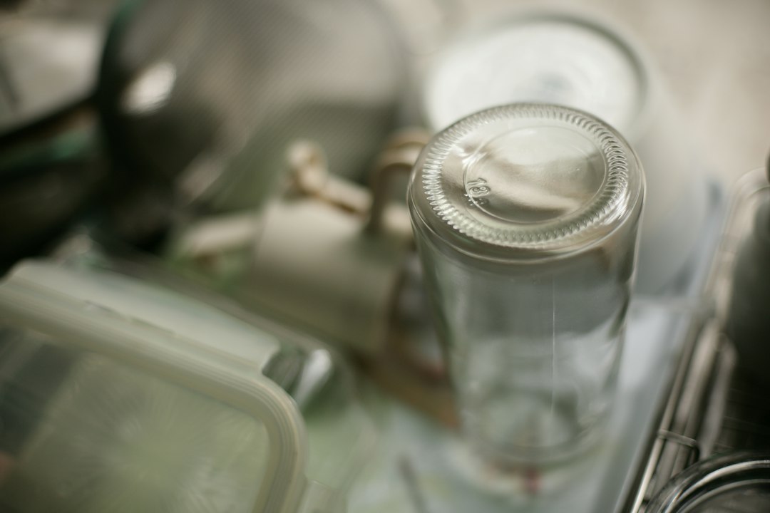 Glass vs. Plastic Meal Prep Containers: Which Actually Matters for Reheating Safety? 1 Glass and plastic meal prep containers arranged side-by-side on a white kitchen counter.
